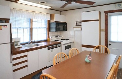 Avalon Cottage | Old world Avalon Cottage only steps to downtown and 2 blocks to the beach.