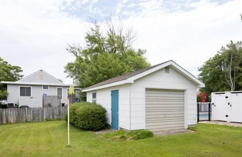 Avalon Cottage | Old world Avalon Cottage only steps to downtown and 2 blocks to the beach.