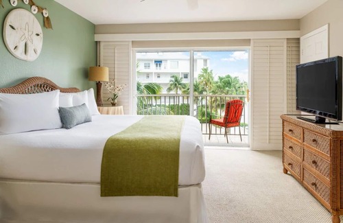 Marco Island Hotel | Olde Marco Deluxe 2BR Suite w/Gourmet Kitchen & Modern Coastal Décor