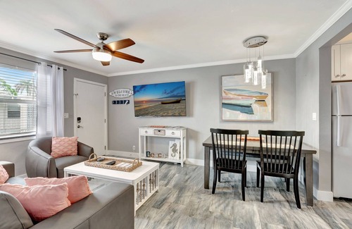 Old Naples Condo | Olde Naples Luxury Condo Steps to Pier, Beach, Sunsets and fabulous Restaurant