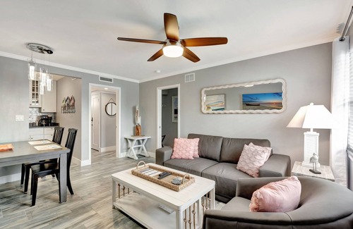 Old Naples Condo | Olde Naples Luxury Condo Steps to Pier, Beach, Sunsets and fabulous Restaurant