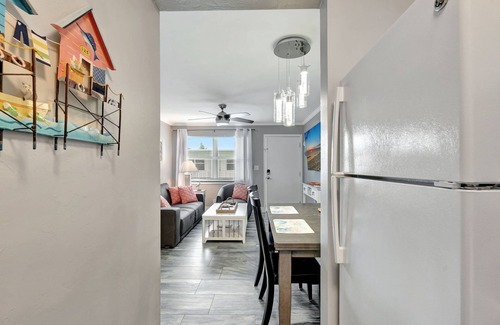 Old Naples Condo | Olde Naples Luxury Condo Steps to Pier, Beach, Sunsets and fabulous Restaurant