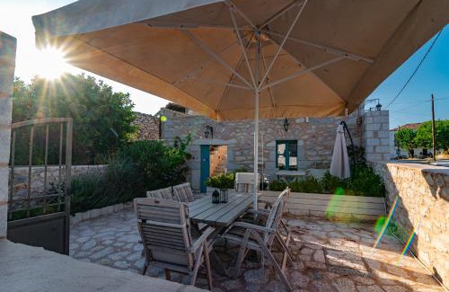 Pyrgou Dirou House | Olea