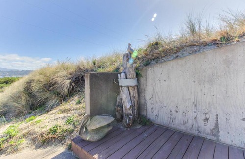 Bayshore House | Oleg Potts Beach House