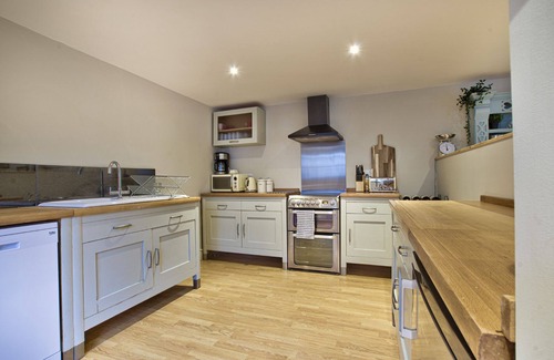 Black Bourton Cottage | Olive Cottage by Group Retreats - sleeps 11 guests in 5 bedrooms