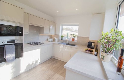 South Heighton Cottage | Olive garden - sleeps 5 guests in 3 bedrooms