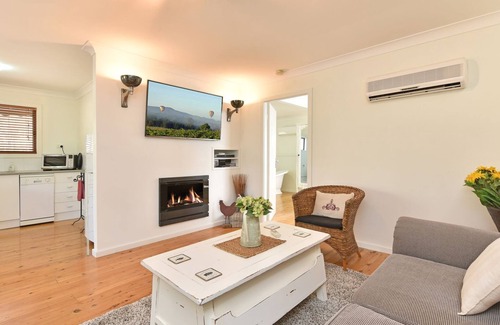 Pokolbin Cottage | Olive Grove 3 1 Bedroom Cabin with large Bath and walk to wineries