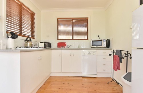 Pokolbin Cottage | Olive Grove 3 1 Bedroom Cabin with large Bath and walk to wineries