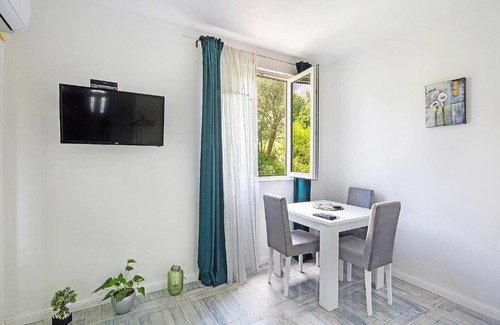 Radanovici Apartment | Olive natural