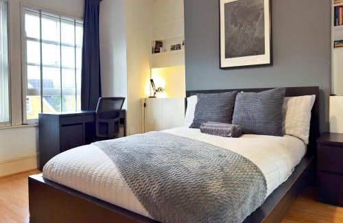Vassall House | Oliver Room with Shared Bathroom Liberty