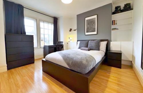 Vassall House | Oliver Room with Shared Bathroom Liberty