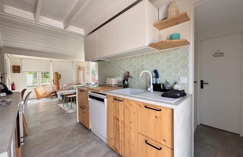 La Celle-sous-Gouzon House | Olivia Plage, charmante maison lumineuse bien équipée à 100 m des plages du débarquement, à Asnelles proche Arromanches, jardin, deux belles terrasses, parking