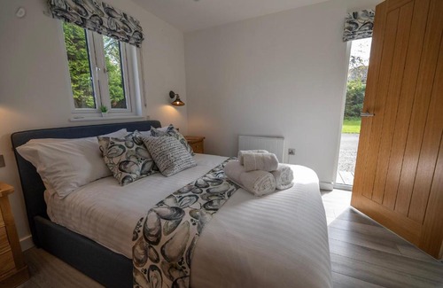 Boscundle Apartment | Olverstone Lodge, a beautiful Cornish lodge with wood burner & garden