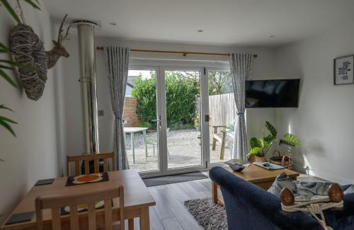 Boscundle Apartment | Olverstone Lodge, a beautiful Cornish lodge with wood burner & garden