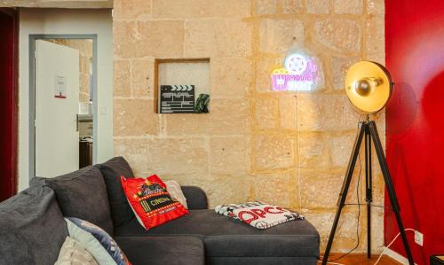 Saintes Apartment | Olympia - Terrasse, Parking gratuit, Thème Cinéma, Coeur de ville, Rez de chaussée, Fibre, Tv 4K