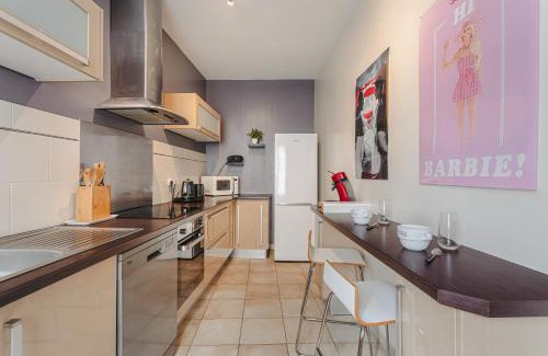 Saintes Apartment | Olympia - Terrasse, Parking gratuit, Thème Cinéma, Coeur de ville, Rez de chaussée, Fibre, Tv 4K