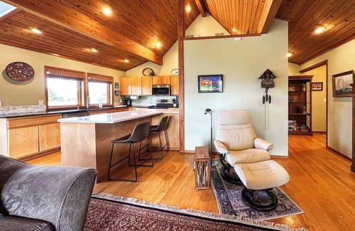 Sequim House | Olympic Oasis Tranquil Retreat Near Dungeness Wildlife Refuge Hot Tub