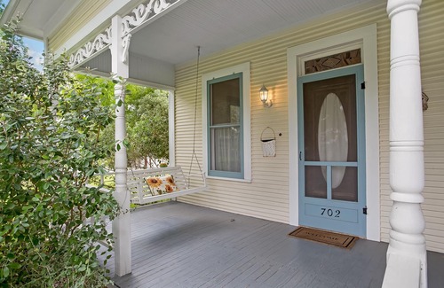 Fredericksburg House | Oma Lange's Guesthouse | In Town | Hot Tub | Full Kitchen | WiFi