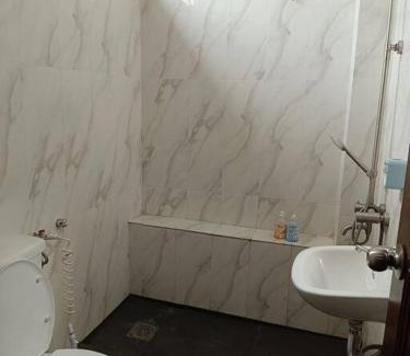 Bandar Sri Sendayan House | Omar Little Palace - 4 Bedroom Homestay Seremban