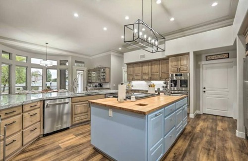 Mesa House | Omega House w/Pool & Pickleball