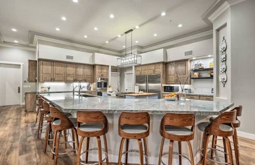 Mesa House | Omega House w/Pool & Pickleball