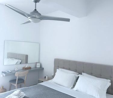 Antiparos House | Omma, la Main Street suite