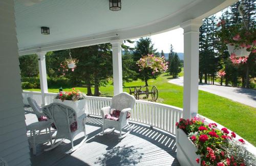 Bretton Woods Hotel | Omni Bretton Arms Inn at Mount Washington Resort