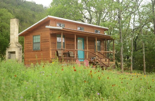 Leakey Cabin | On 3 Twisted Sisters Loop, Great for Motorcycles, Couples Getaway, Pets Welcome!