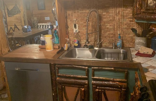 Cable Cabin | On a 3200 acre lake with 400 ft of frontage. Great fishing kayaking boating fun