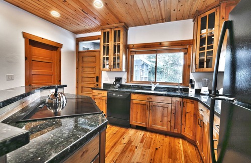 Deer Valley House | On Deer Valley Drive - Easy Walk/Shuttle to Skiing and Main St.