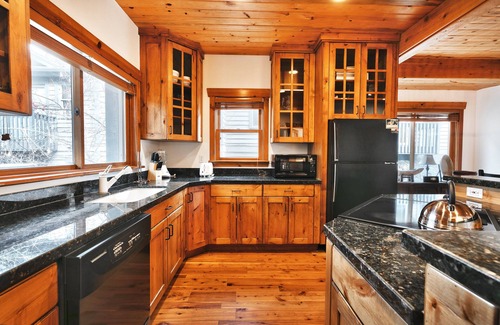 Deer Valley House | On Deer Valley Drive - Easy Walk/Shuttle to Skiing and Main St.