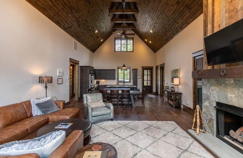 Elk Park Cabin | On Eagle's Wings at Eagles Nest - New build, near Winery, new hot tub!