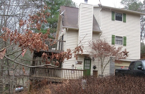 Almond House | On Golden Pond Chalet 3 Bdr 3 Bath Hot Tub WIFI 2 HD TVS