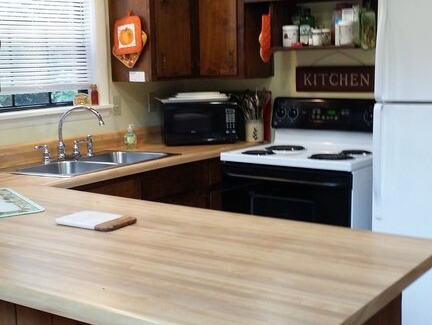 Almond House | On Golden Pond Chalet 3 Bdr 3 Bath Hot Tub WIFI 2 HD TVS