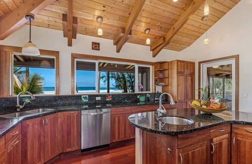 Hanalei House | On Hanalei bay with panoramic ocean views. Steps to the beach and walk to town.