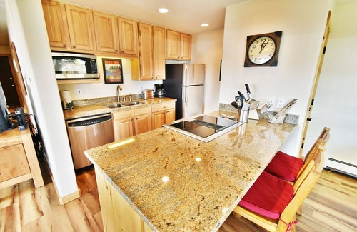 Dillon Condo | On Lake. Ground Floor, End Unit. Big Pool, Hot Tubs! Walk to Concerts, Marina