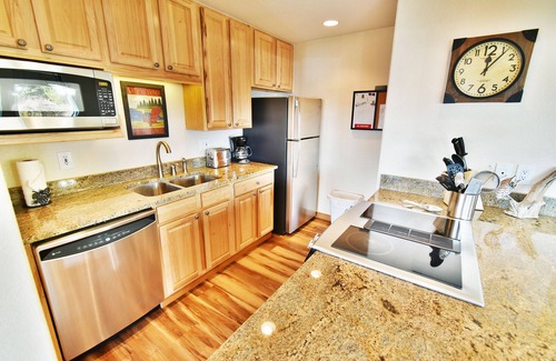 Dillon Condo | On Lake. Ground Floor, End Unit. Big Pool, Hot Tubs! Walk to Concerts, Marina
