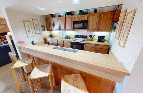 Dillon Condo | On Lake, Rec Path- Pool, Hot Tubs, Deck - Walk to Marina, Concerts