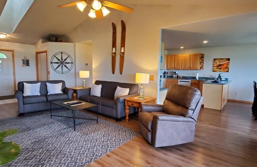Holiday Island House | ON MOUNTAINTOP with amazing lake and island views!