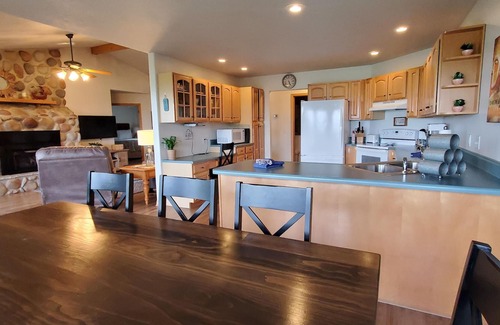 Holiday Island House | ON MOUNTAINTOP with amazing lake and island views!