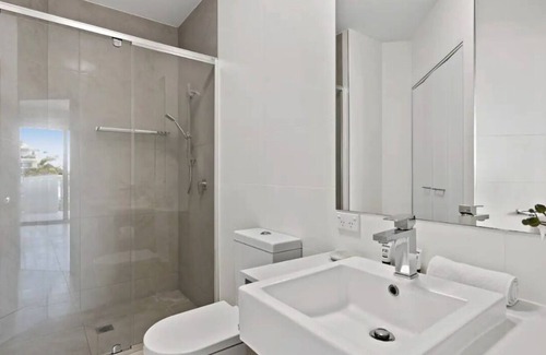 Kangaroo Point Apartment | On Point! 2Bed/2Bath/1Car < 2kms to CBD