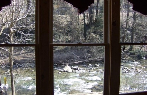 Gatlinburg Cabin | On River and Minutes to dwntwn Gatlinburg w/WIFI, Sauna and Hot Tub