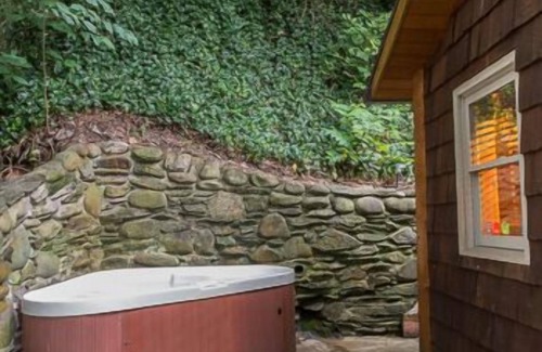 Gatlinburg Cabin | On River and Minutes to dwntwn Gatlinburg w/WIFI, Sauna and Hot Tub