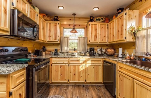 Gatlinburg Cabin | On Roaring Fork/Walk 2 DwTn Gatlinburg/Hot Tub