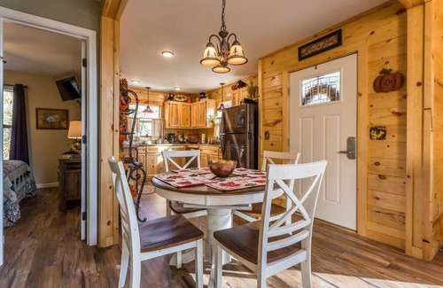 Gatlinburg Cabin | On Roaring Fork/Walk 2 DwTn Gatlinburg/Hot Tub