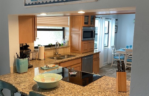 Siesta Key Condo | ON Siesta Key BEACH! Pool,Remodeled! 2bd2ba, sleeps 6, 3mins from door to sand