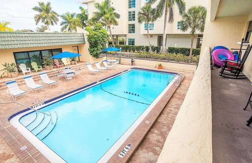 Siesta Key Condo | ON Siesta Key BEACH! Pool,Remodeled! 2bd2ba, sleeps 6, 3mins from door to sand