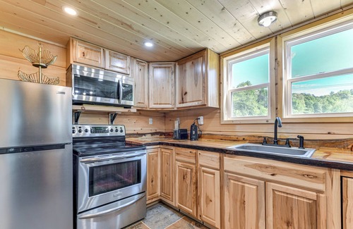 Cosby Cottage | On-site Creek Access: Pet-friendly Cosby Cabin!