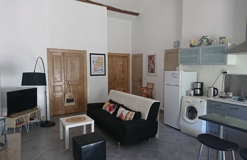 Cruzy Apartment | On the banks of the Canal du Midi, gîte in the vineyards opposite an excellent restaurant