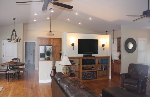 Cotter House | On the banks of the White River with beautiful views and the best fishing area